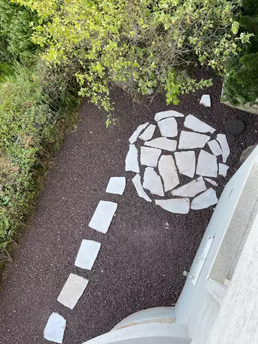 עיצוב גינה עם אבני מדרך